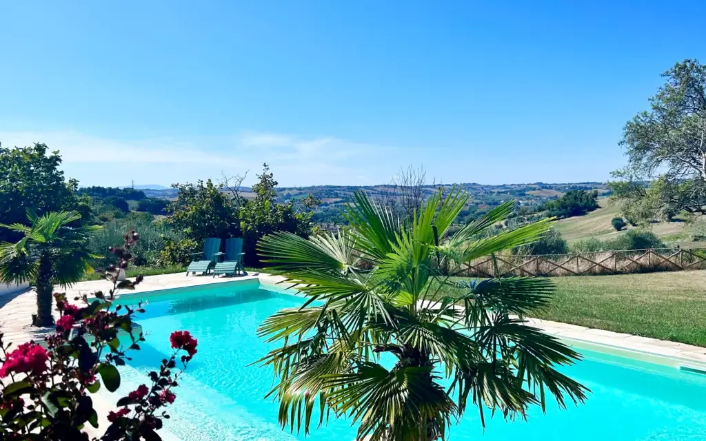 Bed breakfast vista piscina nelle Marche