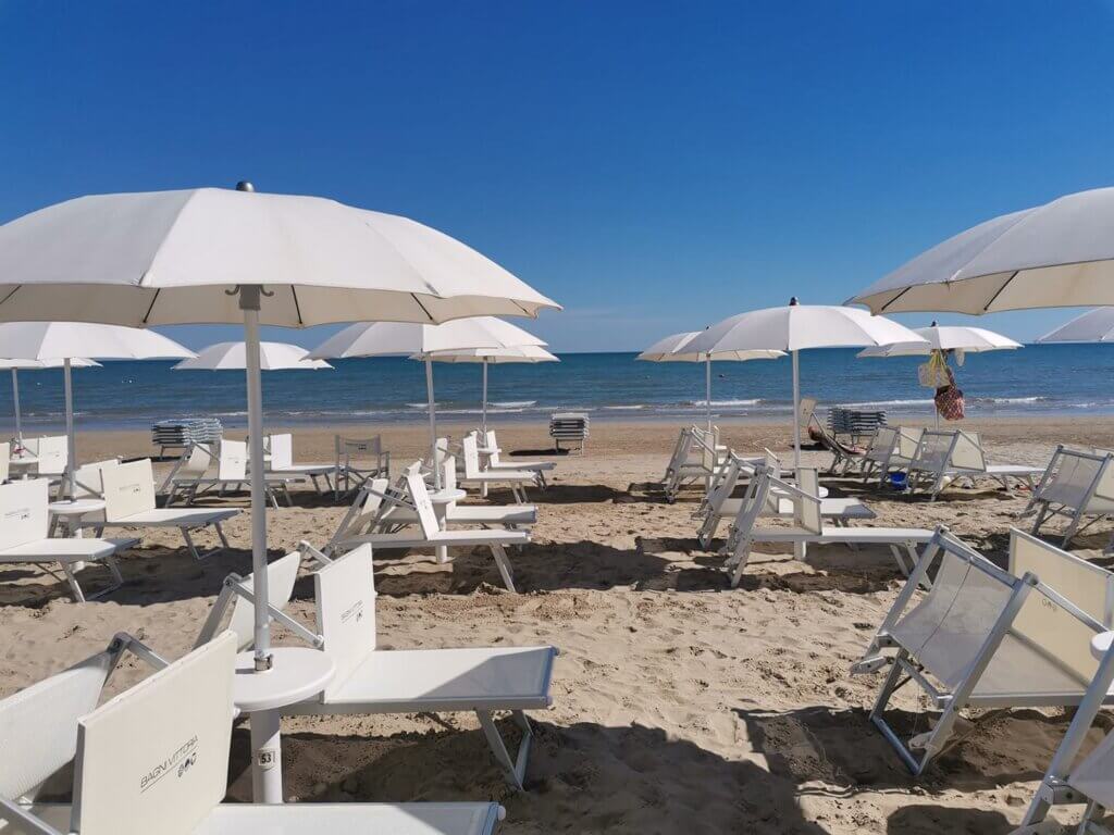ligbedden aan het strand