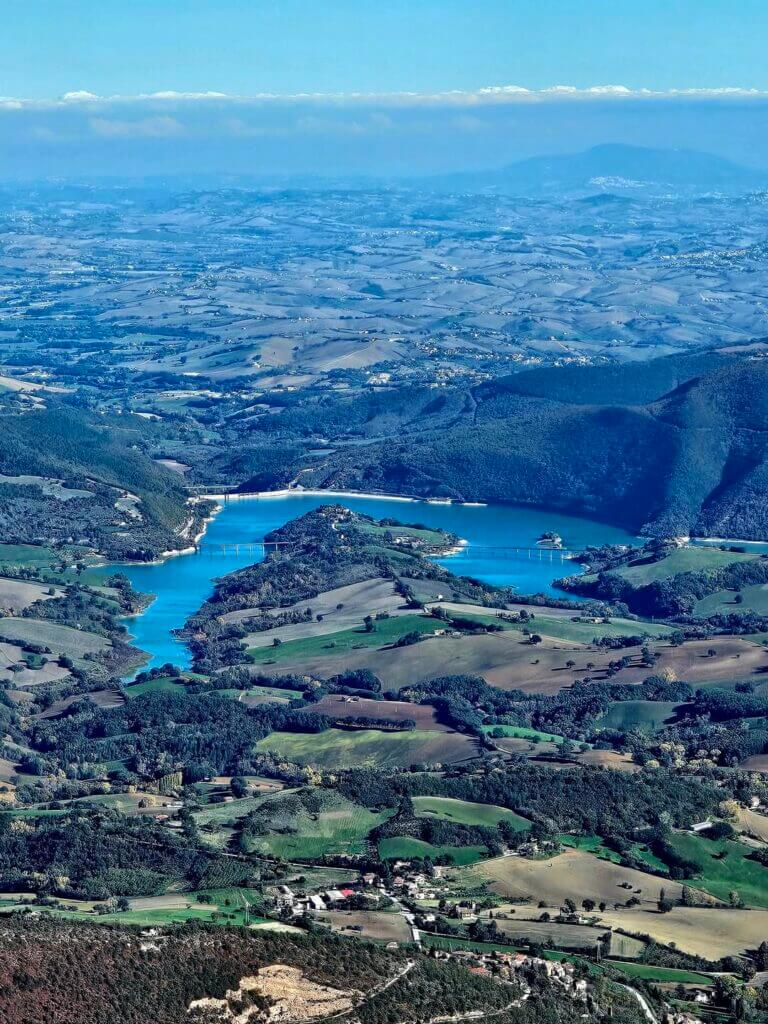 uitzicht op lago di Cingoli vanaf de top van de Monte san vicino