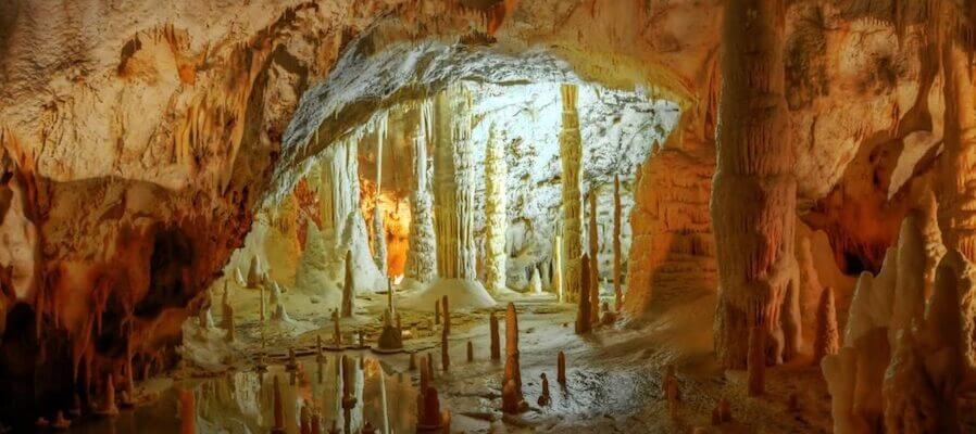 Grotte di Frasassi 2 898x400 1